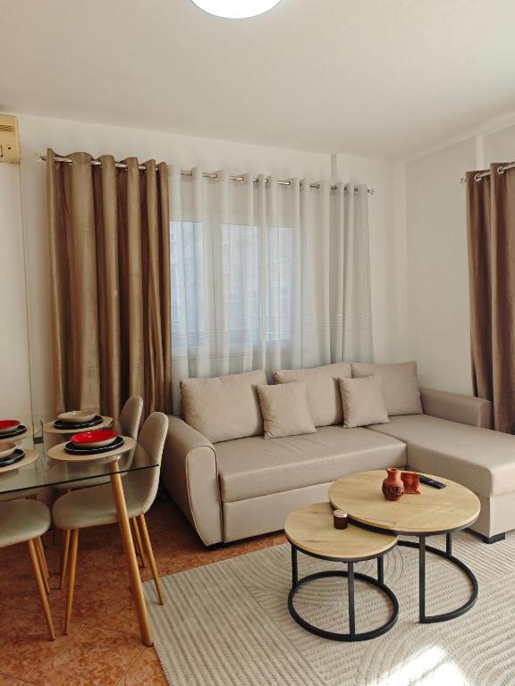 Posezení v ubytování Erois Apartments Golem Mali i Robit