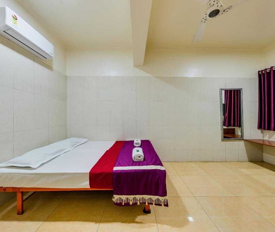 Postel nebo postele na pokoji v ubytování Prakash Regency, Satara