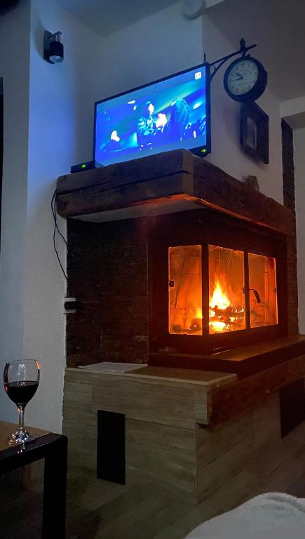 TV a/nebo společenská místnost v ubytování Vila KTM Lisine