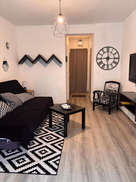 un salon avec un canapé et une table dans l'établissement Bandol Studio, à Bandol