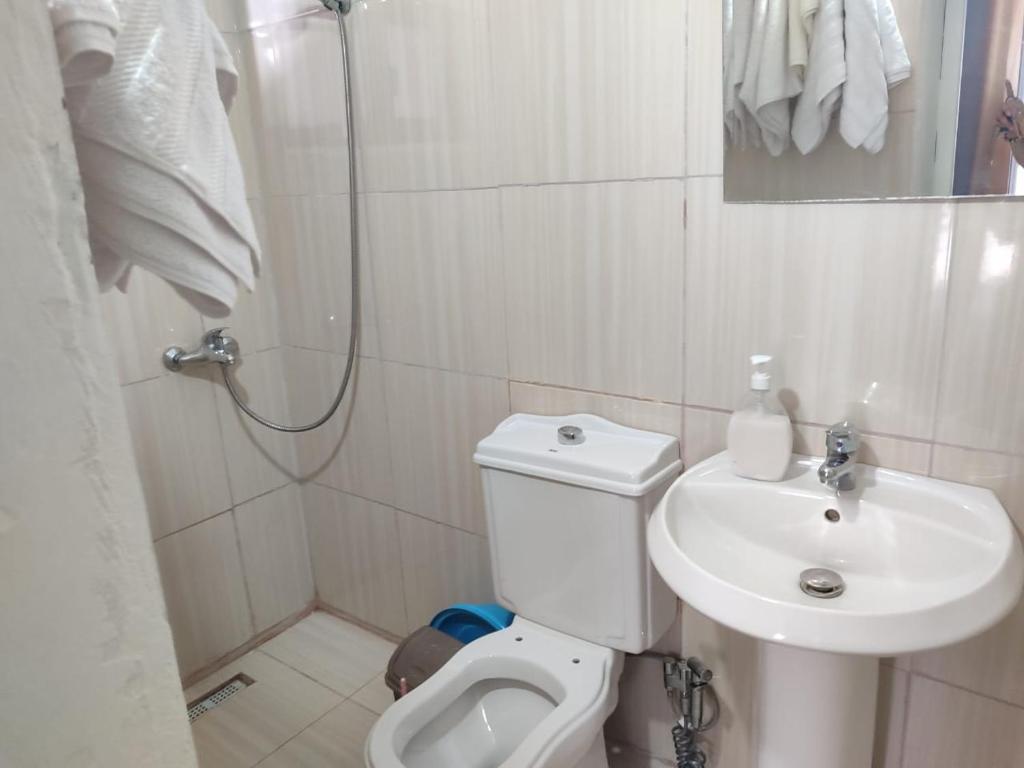 Koupelna v ubytování Vlora House