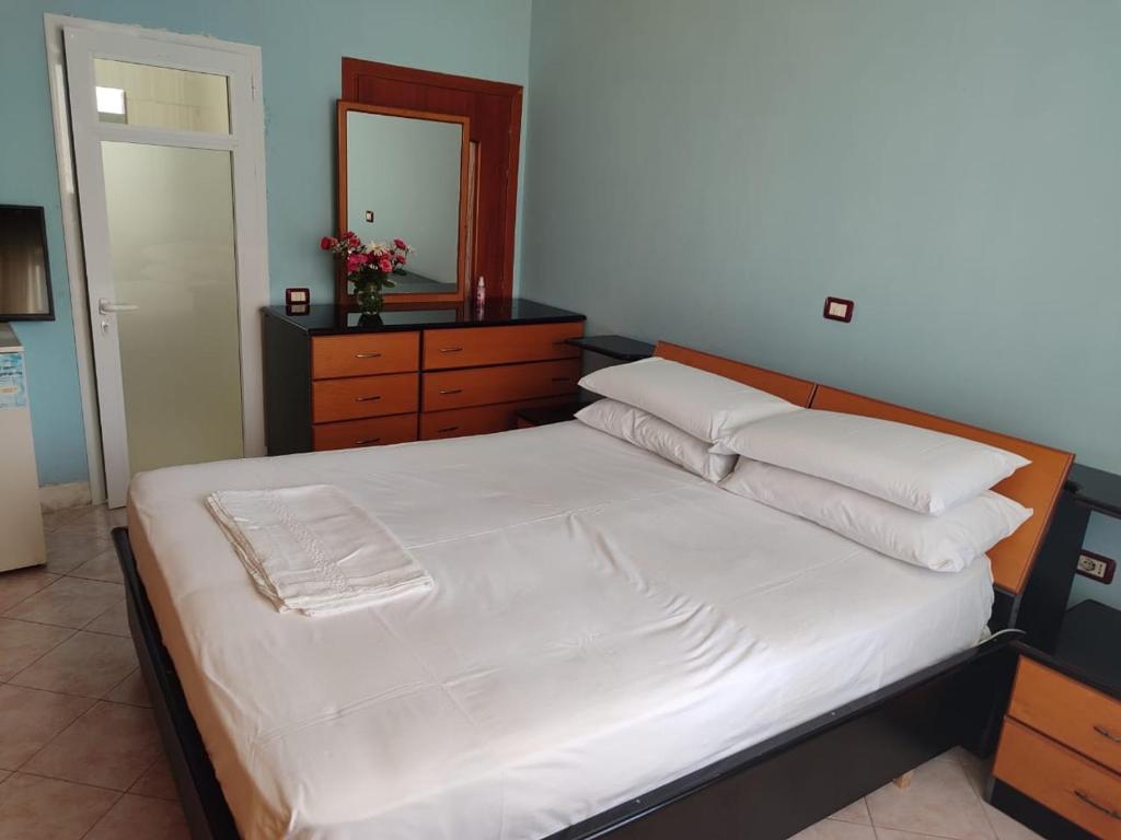 Postel nebo postele na pokoji v ubytování Vlora House