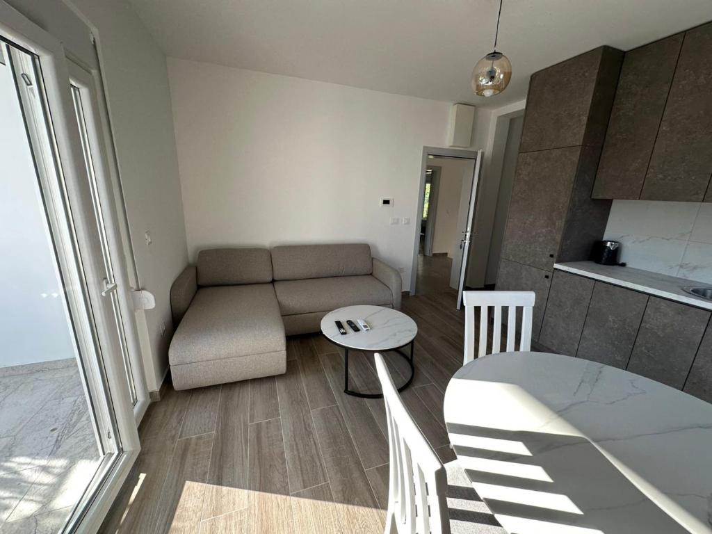 ストモレにあるApartmani Aki 6のソファとテーブルのあるリビングルーム