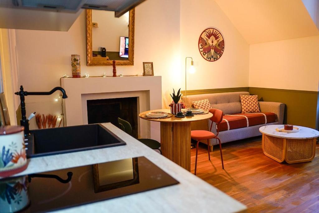 un salon avec un canapé et une cheminée dans l'établissement La Casa Miguel, à Avignon