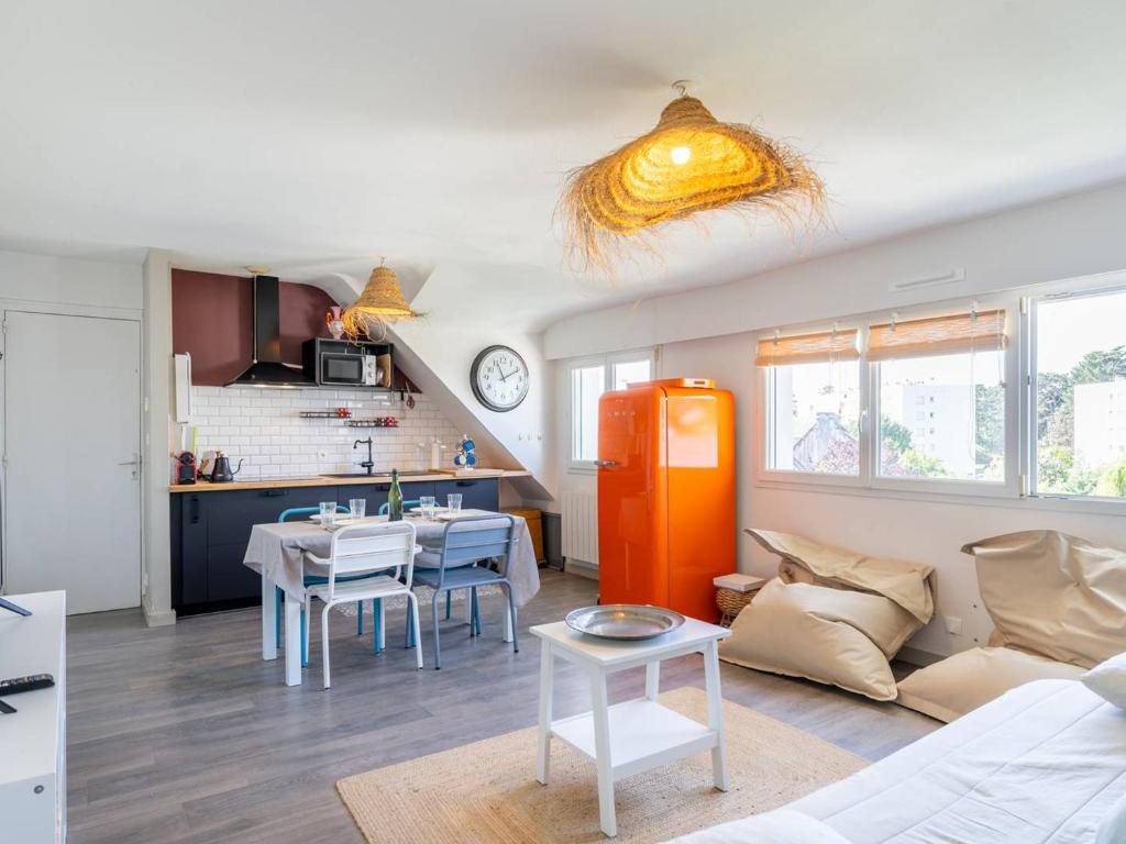 un salon avec un canapé et une table dans l'établissement Carnac : Bel Appartement 43m², 2 Pièces, Wifi Inclus, Proche Plage - FR-1-477-261, à Carnac