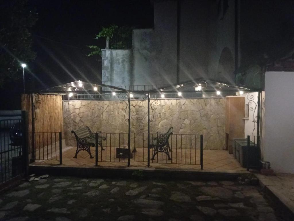 un patio con due sedie e una recinzione di notte di Il Frantoio di Franco a Rocchetta a Volturno