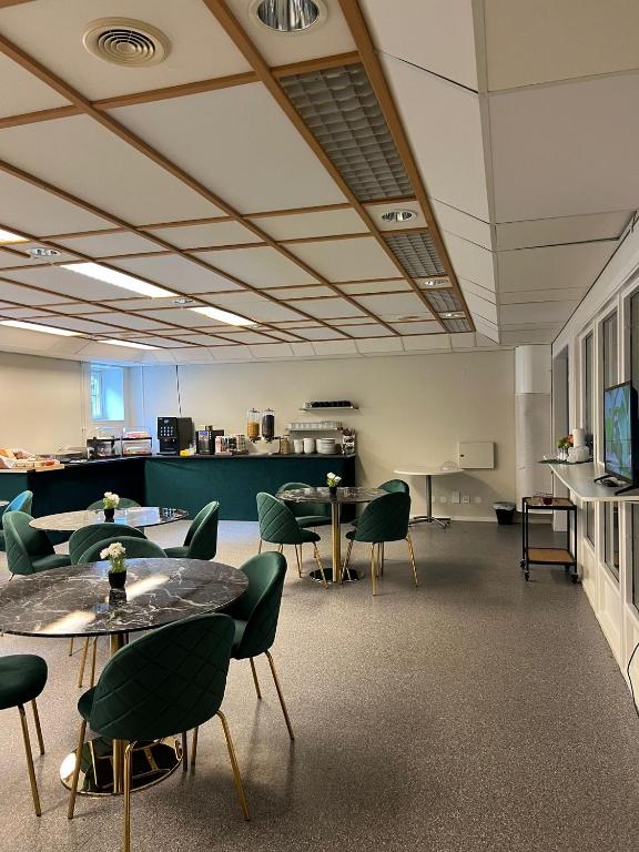 TV a/nebo společenská místnost v ubytování Hotell City Karlshamn