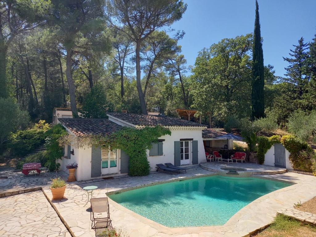 une maison avec une piscine dans la cour dans l'établissement Le Mazet du Lapin Rouge, à Figanières