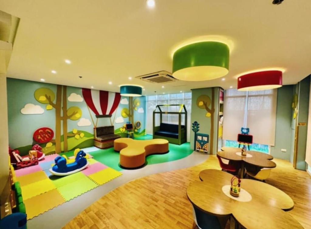 une chambre d'enfant avec une salle de jeux avec un équipement de jeu dans l'établissement Cozy Iloilo City Condo Room with Shared Pool, à Iloilo