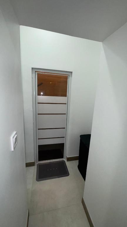 une chambre vide avec une porte et une fenêtre dans l'établissement Maisonnette climatisée avec jardin proche océan, à Saint-André-de-Lidon