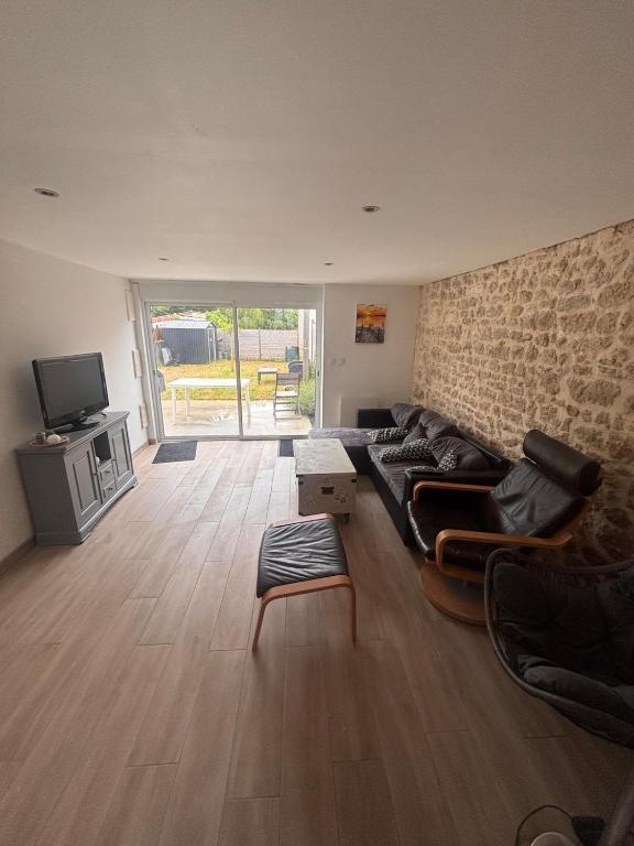 Photo de la galerie de l'établissement Maison avec terrasse et jardin, 20 minutes des plages, à Saint-Jean-dʼAngle