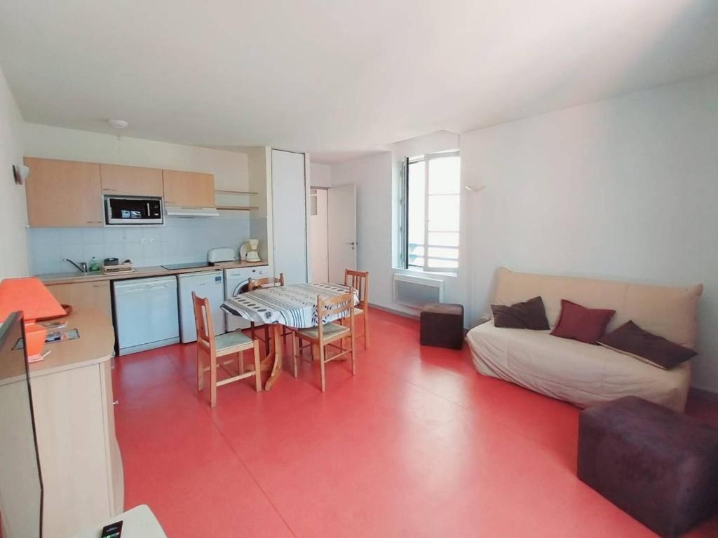 un salon avec un canapé et une table dans l'établissement Appartement à Cauterets: 4 pers, parking, proche thermes - FR-1-812-86, à Cauterets