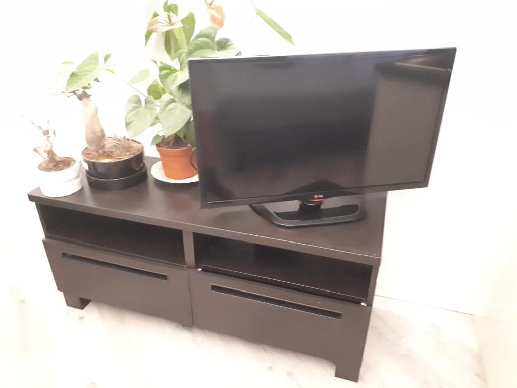 Elle comprend une télévision à écran plat. dans l'établissement Cozy new studio central close Eiffel tower, à Paris