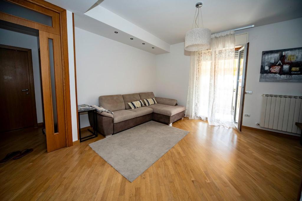 Una sala de estar con un sofá y una ventana. en Casa Vacanza Mark Beach, en Marotta