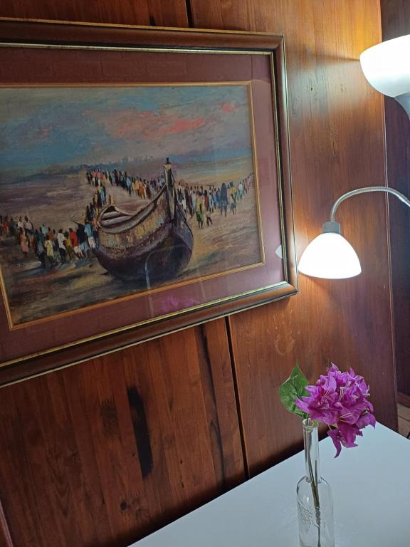 un dipinto su un muro con un vaso di fiori di CenturionSleep&Go a Centurion