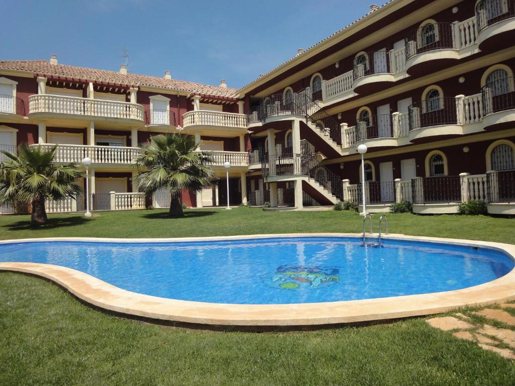 una casa grande con una gran piscina en el patio en Apartamentos Madeira Casa Azahar, en Alcossebre