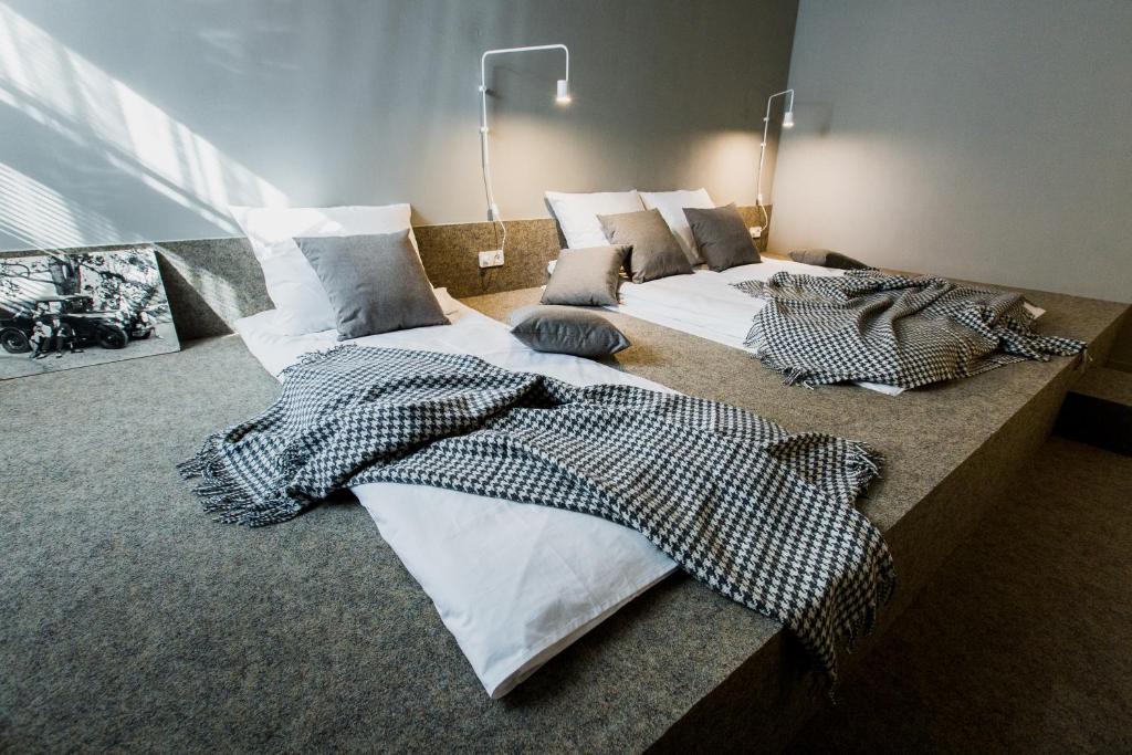 Łóżko lub łóżka w pokoju w obiekcie Apartamenty Browar Perła - Perła Brewery Apartments