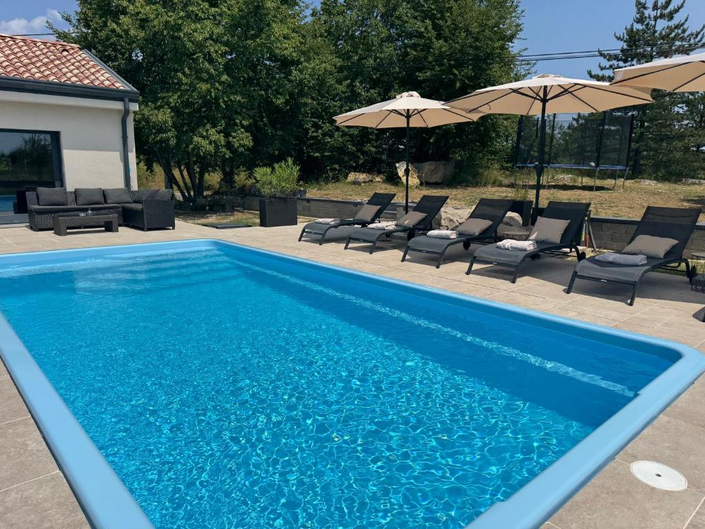 Bazén v ubytování Capo House nebo v jeho okolí