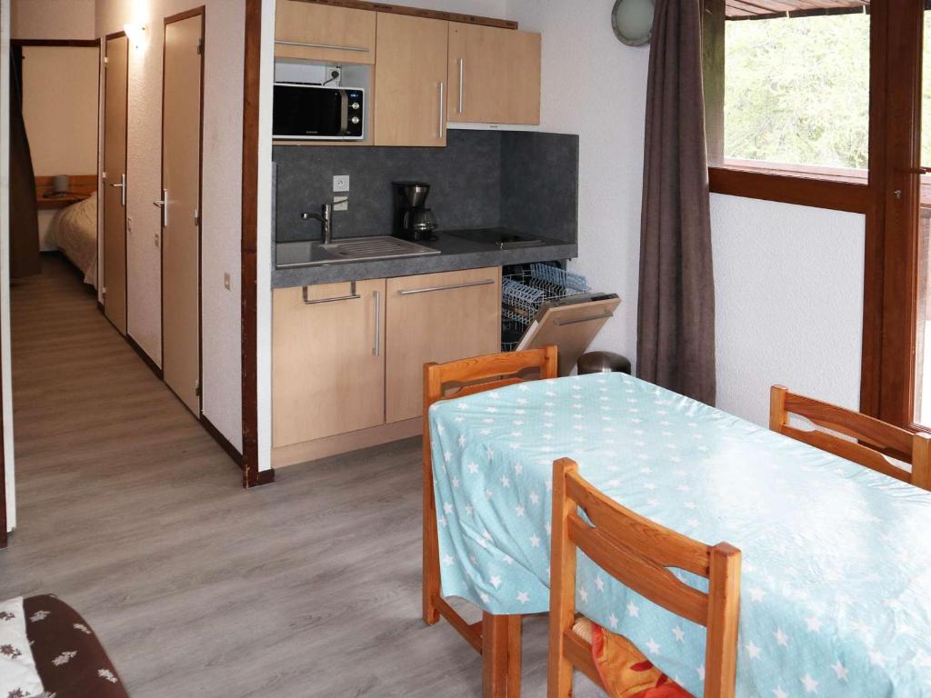 une cuisine et une salle à manger avec une table et des chaises dans l'établissement Studio confortable 4-6 pers, idéal famille, près télésiège, Les Orres - FR-1-322-209, aux Orres