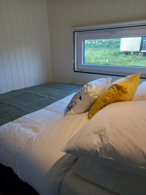 Postel nebo postele na pokoji v ubytování Wild Meadow Huts