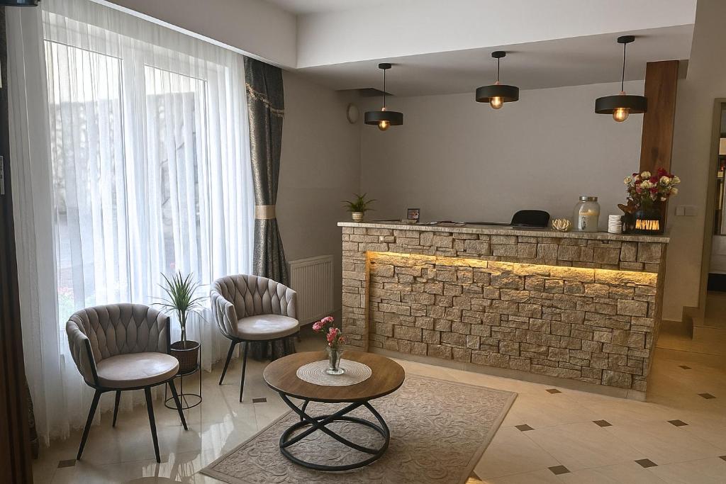 salon z ceglanym kominkiem i krzesłami w obiekcie Willa JanDor w Zakopanem
