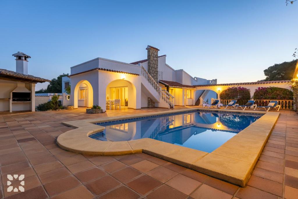 Bazén v ubytovaní Villa Ponte Vecchio by Abahana Villas alebo v jeho blízkosti