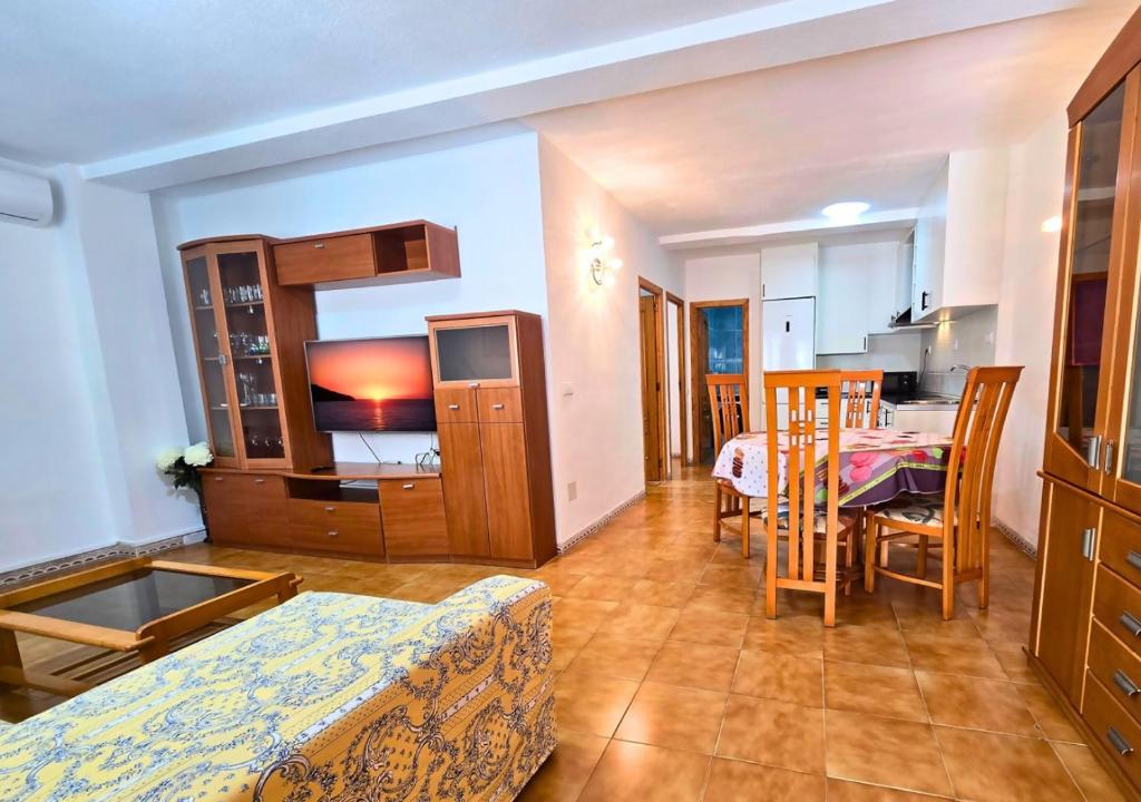 a living room with a kitchen and a dining room at Bungalow Oaxaca Playa de La Mata in Torrevieja