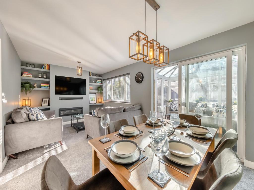 ein Esszimmer und ein Wohnzimmer mit Tisch und Stühlen in der Unterkunft House In The Hills in Church Stretton