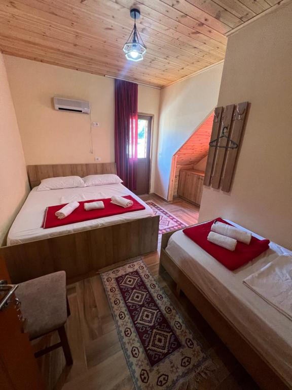 Postel nebo postele na pokoji v ubytování Guest House Shtëpiza Theth
