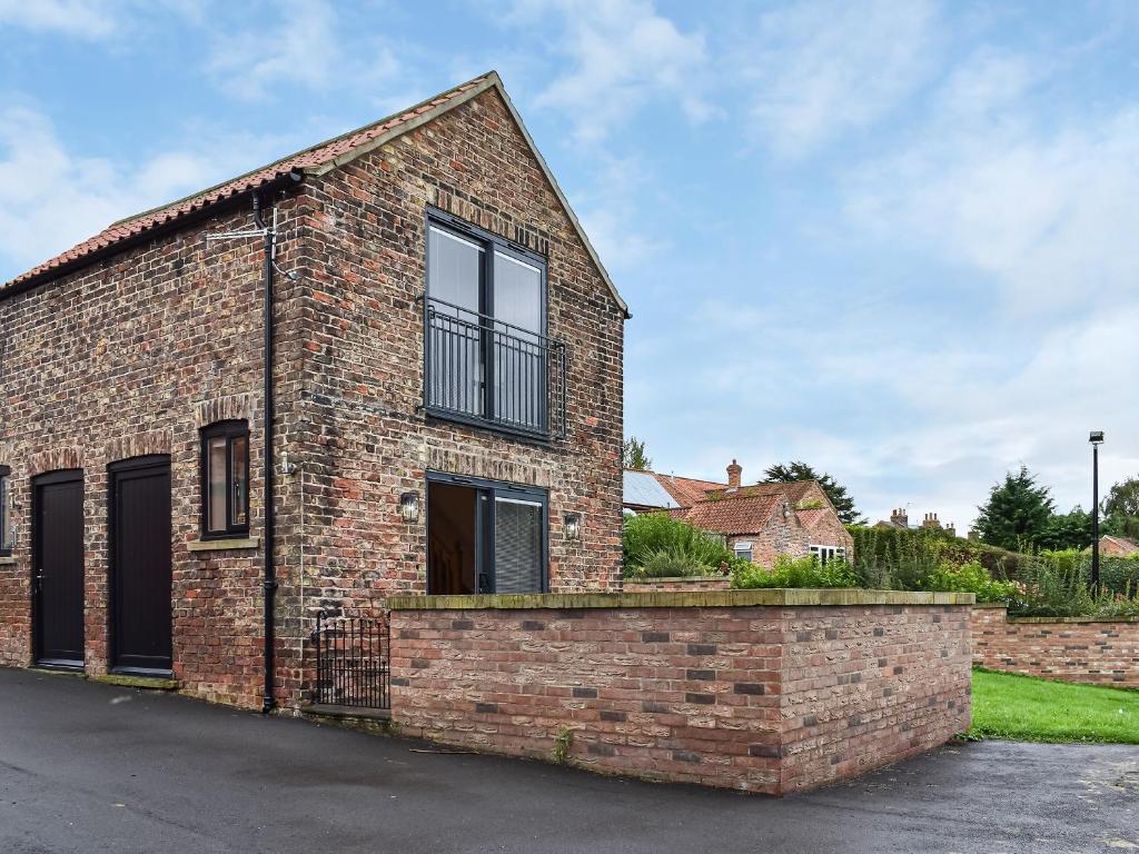 una vista exterior de un edificio de ladrillo en Tanfield Barn, en South Kilvington