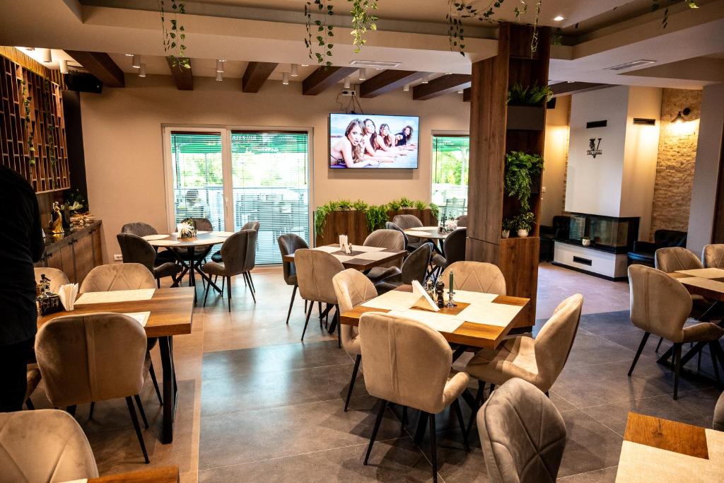 Restaurace v ubytování Villa Vratnica - Restaurant & Apartments