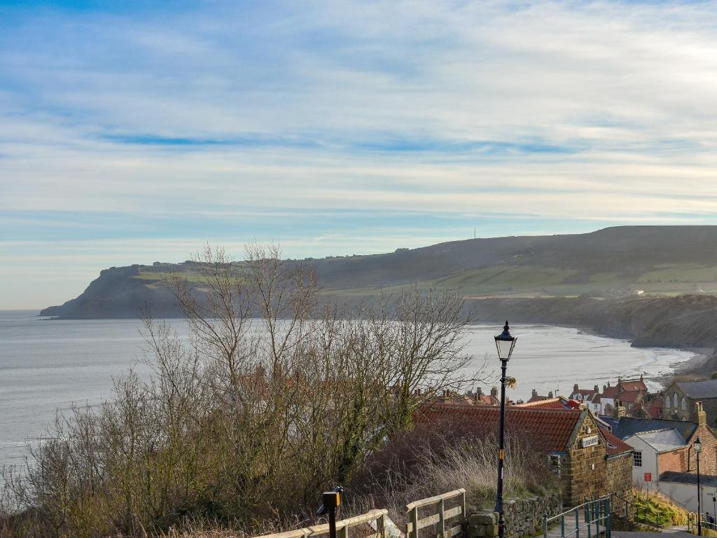 eine Stadt mit Blick auf einen Wasserkörper in der Unterkunft Oakfield Cottage in Robin Hood's Bay
