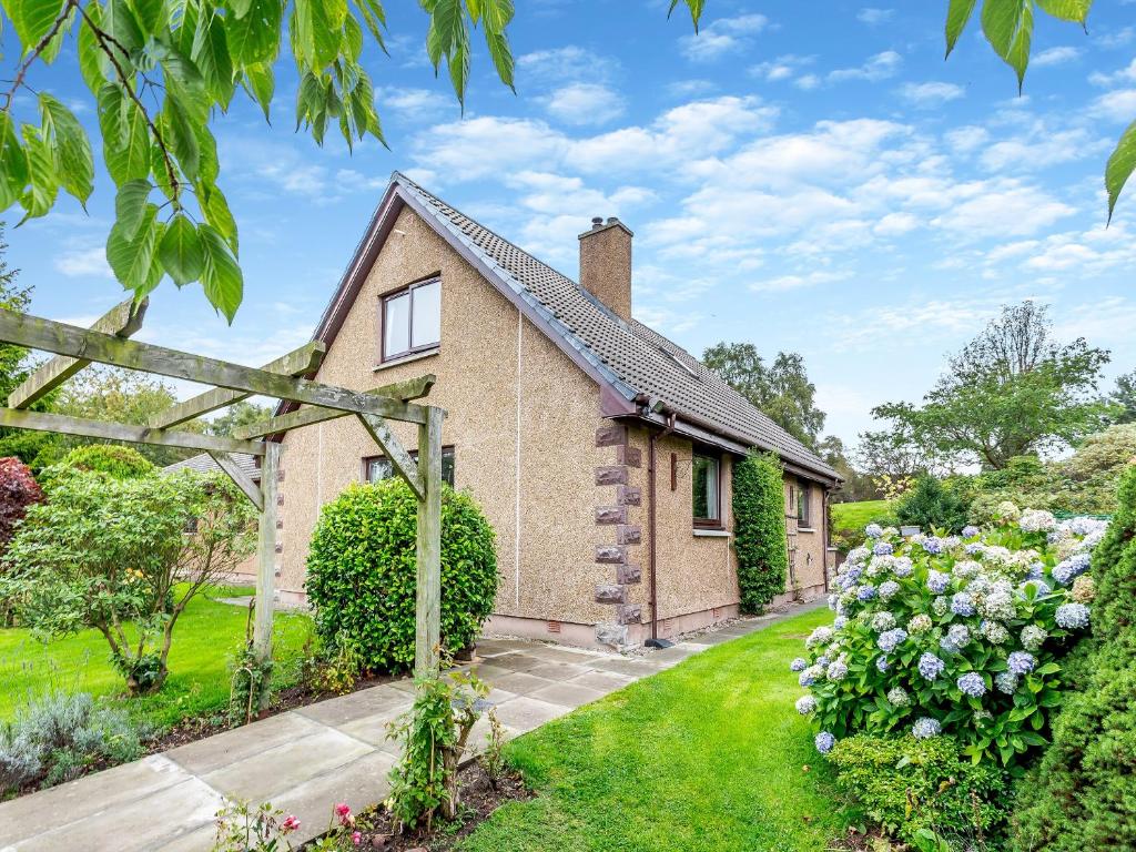 a cottage with a garden in front of it at Drummond House Uk42979 in Brackley