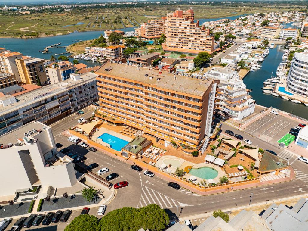 Nespecifikovaný výhled na destinaci Roses nebo výhled na město při pohledu z hotelu