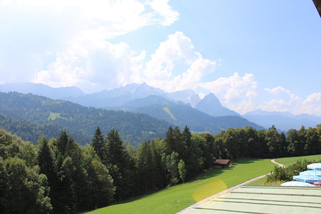 Pfeiffer Alm am Sonnenhang mit Blick auf die Zugspitze - 15