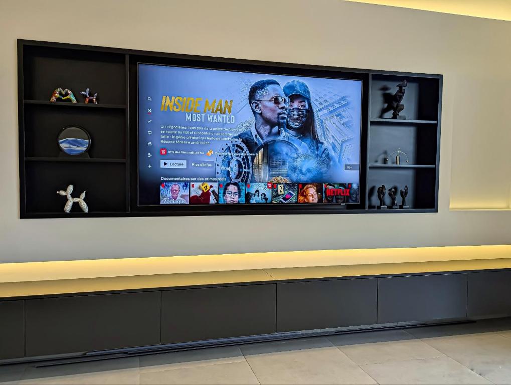 TV a/nebo společenská místnost v ubytování EliteStay by Al Amir