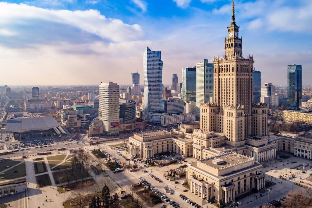 Nespecifikovaný výhled na destinaci Varšava nebo výhled na město při pohledu z apartmánu