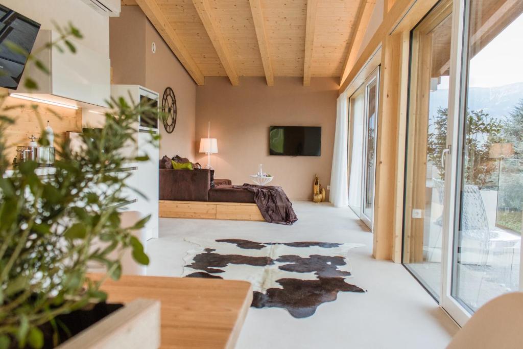 TV a/nebo společenská místnost v ubytování Moar Lodge