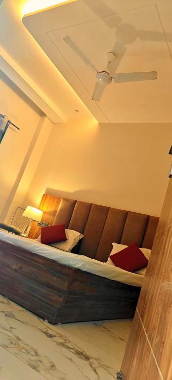 Postel nebo postele na pokoji v ubytování Abhiraj Guest House