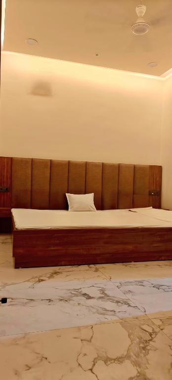 Postel nebo postele na pokoji v ubytování Abhiraj Guest House