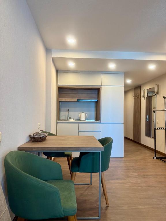 Kuchyň nebo kuchyňský kout v ubytování Sun & Style 1BR Apartment