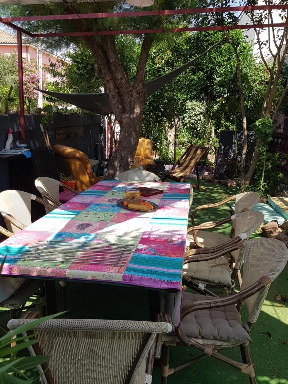 - une table avec une couette dans l'établissement L'OASIS 1 personne nature relax calme central, chambre privée lit double en rez de chaussée sur jardin, parties communes partagées maison extérieur, chez l'habitant Chambres d'hôtes Maison Fi, à La Celle-sous-Gouzon