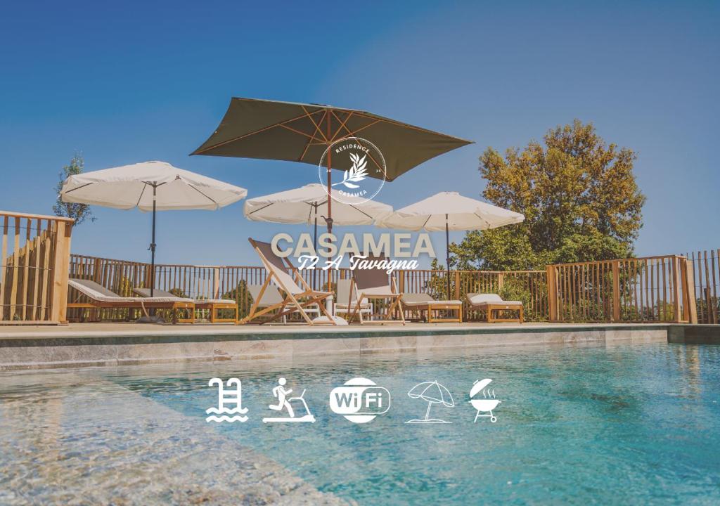 een zwembad met parasols en stoelen en een zwembad bij Casamea - T2 A Tavagna in Talasani