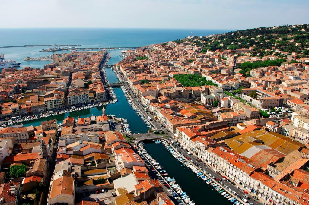 une vue aérienne d'une ville avec un port dans l'établissement Magnifique appartement proche des quais, à Sète