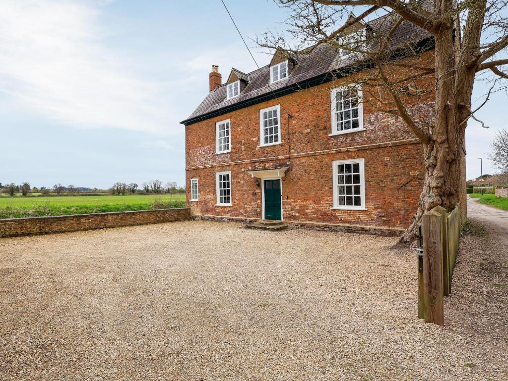 an old red brick house with a large driveway at Salt House - Uk43012 in Berkeley