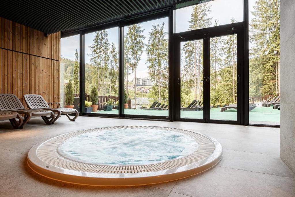 Bazén v ubytování HVOYA Apart-Hotel & SPA nebo v jeho okolí