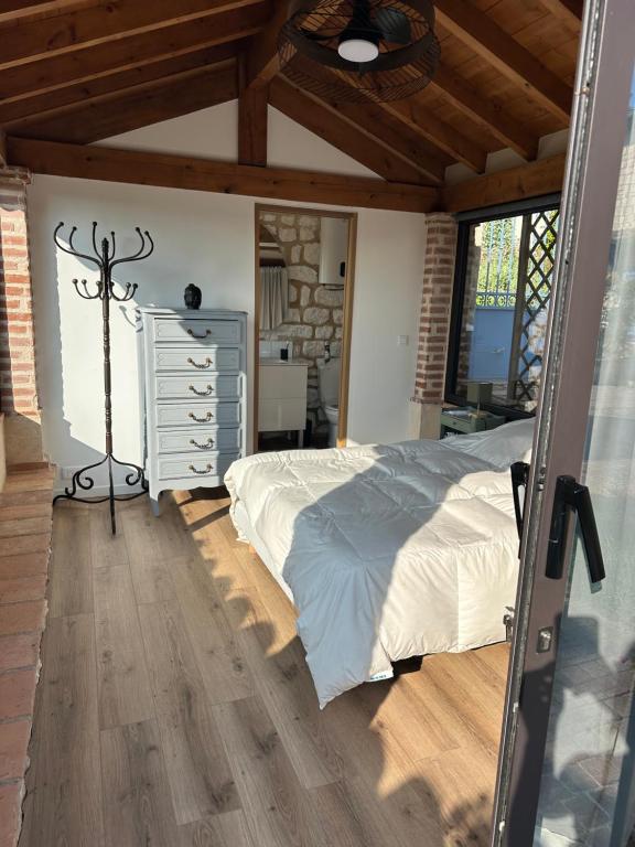 a bedroom with a bed and a dresser at Le clos des Oiseaux in Itzac