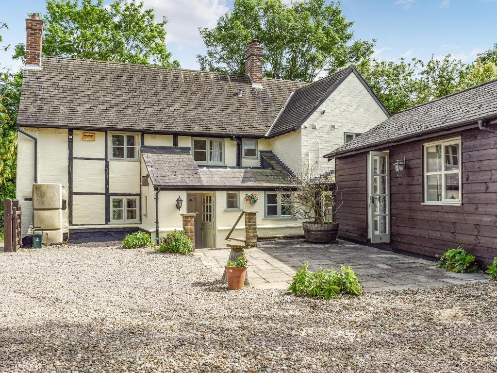 Außenansicht eines Hauses mit Einfahrt in der Unterkunft Wayside Cottage in Adstock