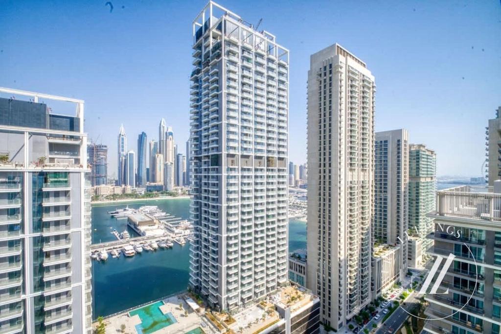 Nespecifikovaný výhled na destinaci Dubaj nebo výhled na město při pohledu z prázdninového domu