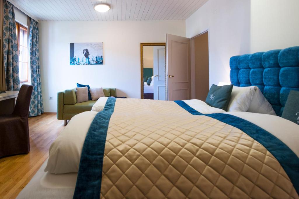 Postel nebo postele na pokoji v ubytování Renaissancehotel Raffelsberger Hof B&B
